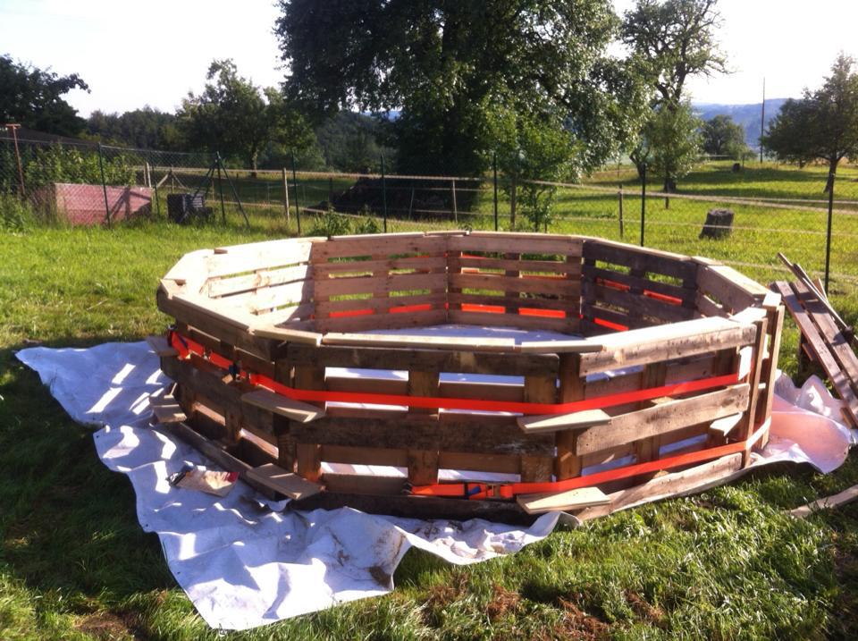 Swimming-Pool-made-out-of-pallets-2