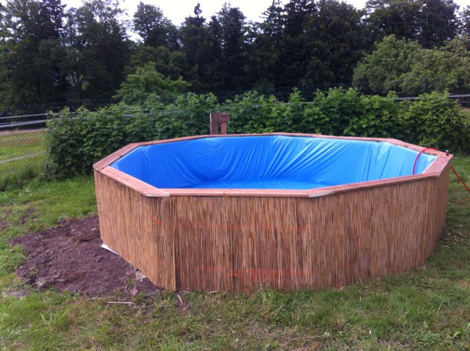 Swimming-Pool-made-out-of-pallets-5 (1)