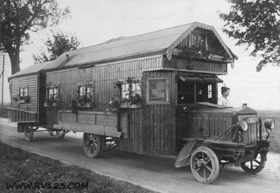 ADN-ZB Deutschland 1922: Ein fahrbares Landhaus f眉r eine gro脽e Familie wird gezeigt. Der Wohnwagen besteht aus Wohnstube, drei Schlafzimmern und der K眉che. 10.11.1922 1836-22