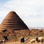 Iran_desert,_yakh-chal_(ىخ_چال_en_persan)_,_goat_herd_-_glacière,_troupeau_de_chèvres_(9261276542)